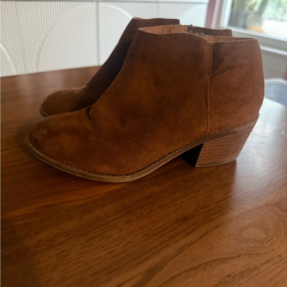 Vigoss Tan Suede Kids Boots
